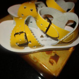 Saltwater Sandals Yellow Sweatheart Girls Size 12